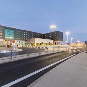 Courtyard By Marriott Airport Hotel